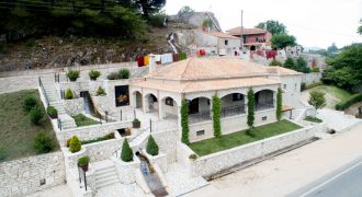 Πωλείται σε μια τεράστια έκταση υπέροχα ανακαινισμένο πέτρινο κτίριο με νερόμυλο του 1712 . (069)