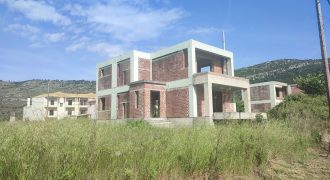 Πωλείται ημιτελής τριώροφη οικοδομή 220 τ.μ. στον Παραπόταμο Ηγουμενίτσας.  (071)