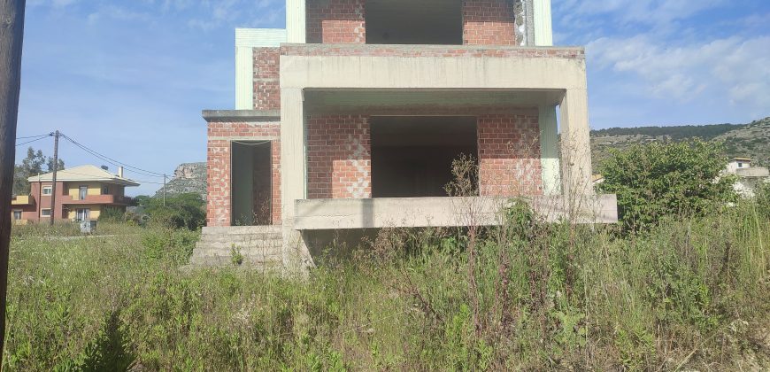 Πωλείται ημιτελής τριώροφη οικοδομή 220 τ.μ. στον Παραπόταμο Ηγουμενίτσας.  (071)