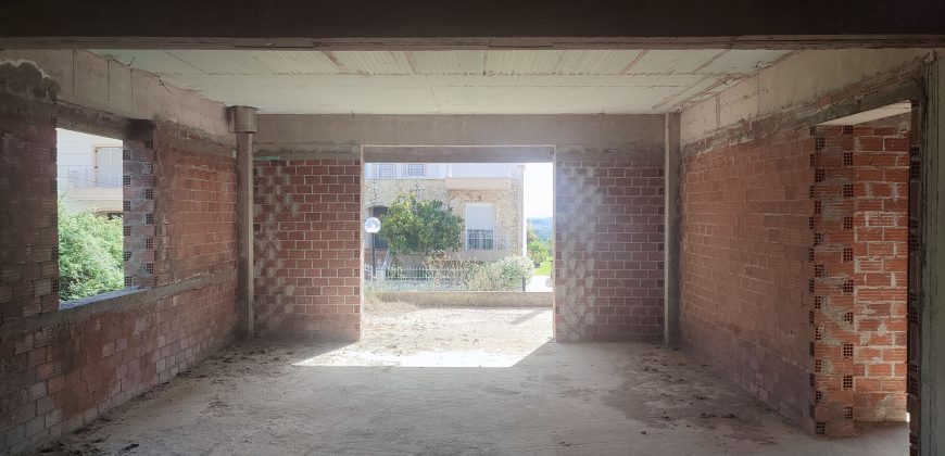 Πωλείται ημιτελής τριώροφη οικοδομή 220 τ.μ. στον Παραπόταμο Ηγουμενίτσας.  (071)